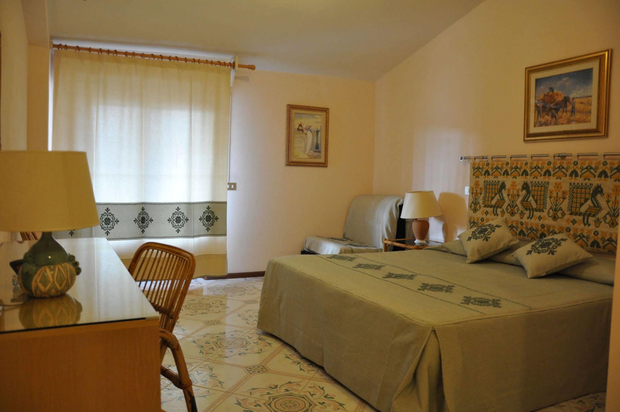 Hotel L'Oasi Cala Gonone Exteriör bild