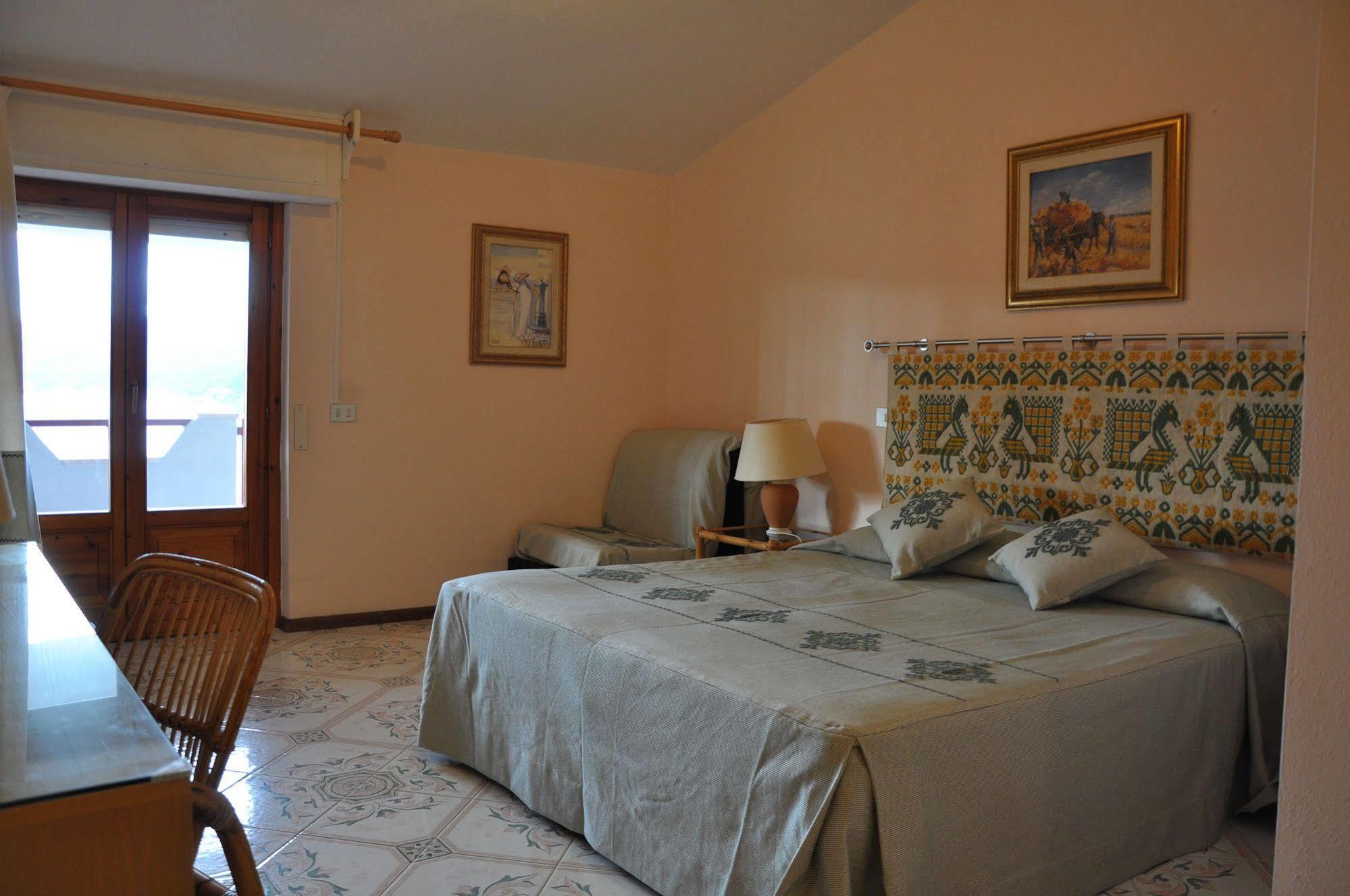 Hotel L'Oasi Cala Gonone Exteriör bild